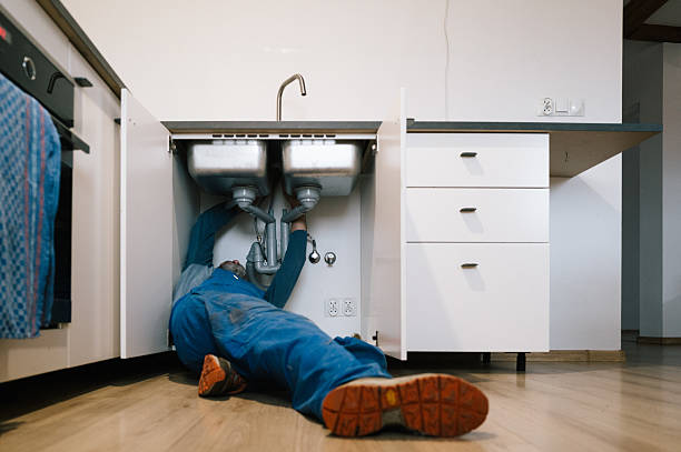 Professional Emergency Plumber technician working in Colbert, OK